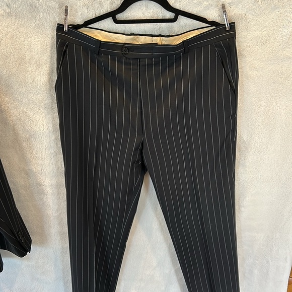 Hickey Freeman 100% Wool suit with working surgeons cuffs - Picture 8 of 9